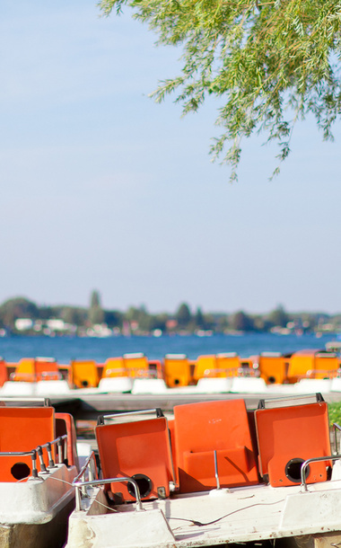 Boote die am Seeufer festgemacht sind