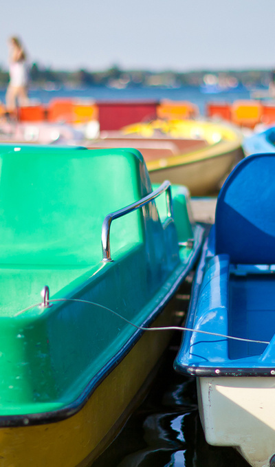 Ein grünes und ein blaues Treetboot