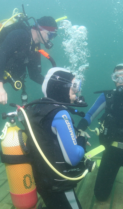 Mehrere Taucher unter Wasser