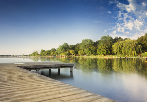 Neufelder See mit Holzsteg